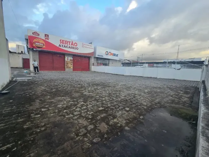 Excelente Galpão / Ponto Comercial para Distribuidora, Atacadista no Centro - Feira de San