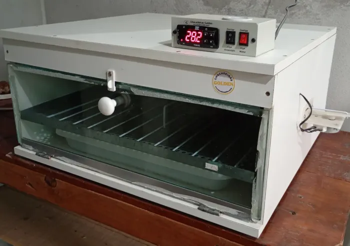 VENDE-SE: Chocadeira automática profissional da marca Golden, capacidade para 120 ovos