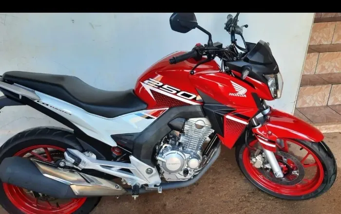 CB 250 zerada pouco usada