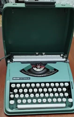 Máquina de escreve Olivetti Lettera 82 Funcionando