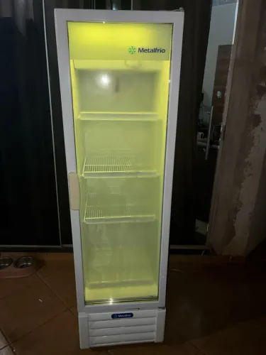 Freezer expositor de bebidas bolos e doces, slim 248 litros GELA MUITO