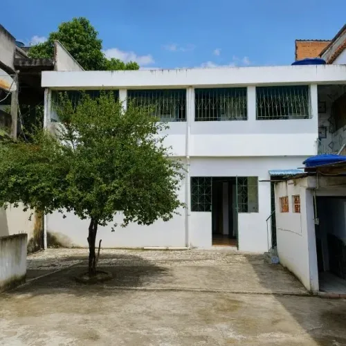VENDE-SE LOTE COM 03 CASAS + 01 KITNET Excelente oportunidade para morar e investir! Valor