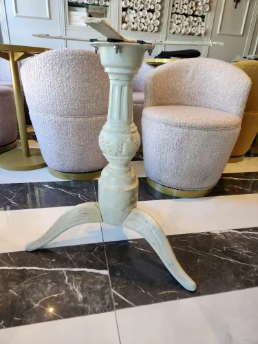 Pé de mesa de ferro fundido pintada de branco