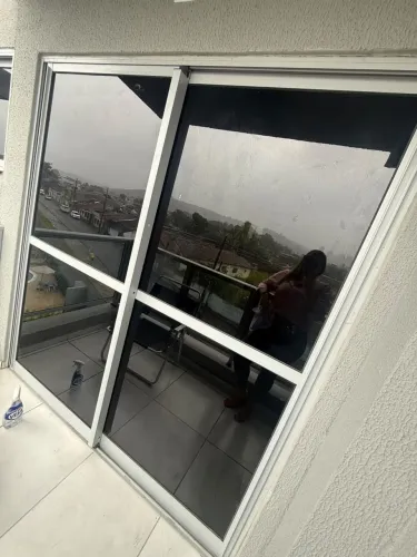 Vende-se porta de correr em alumínio anodizado com vidro fumê