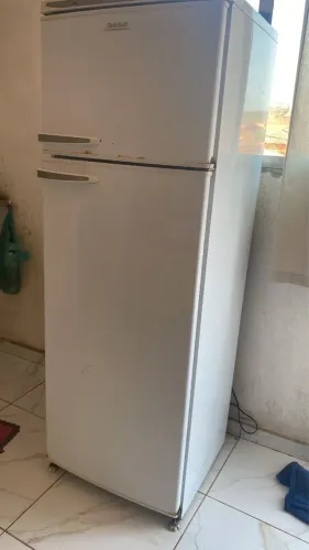 ? Vendo geladeira, usada, com freezer e refrigerador