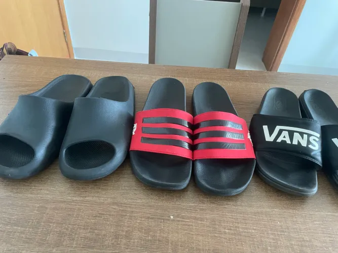 Chinelos Adidas, Vans e nuvem 