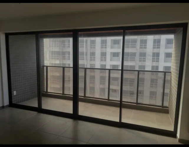 PORTA DE ALUMÍNIO BRONZE COM VIDRO LAMINADO - 4,57 x 2,23m