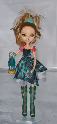 Boneca Ever After High Ashlynn Ella da coleção Through the Woods Bosque Encantado
