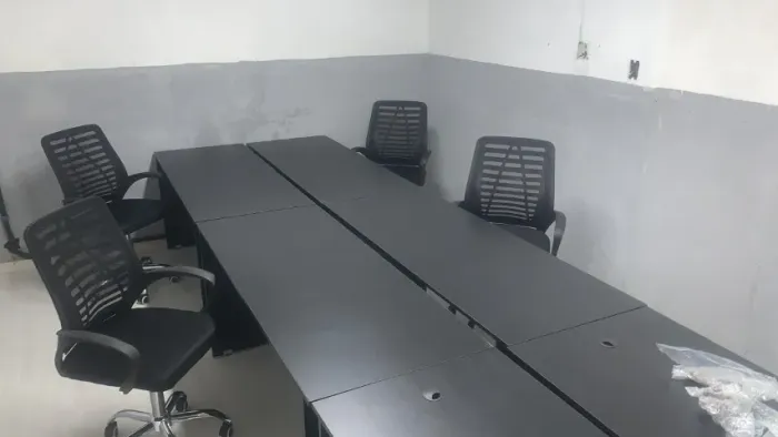Mesa e cadeiras de escritório