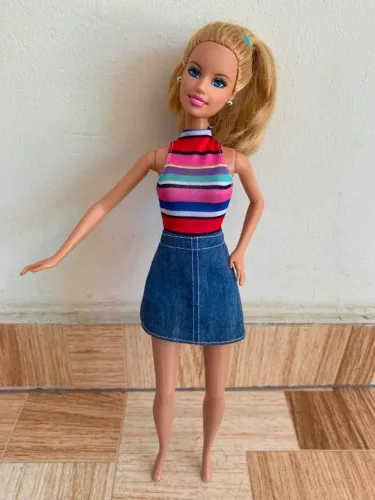 Boneca Barbie rabo de cavalo e vestido listrado com jeans 