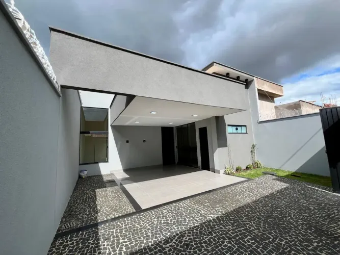 Casa à vneda em Rio Verde com localização privilegiada, cômodos amplos e 3 quartos