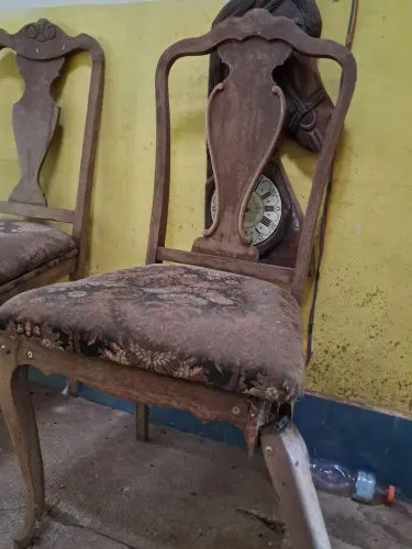 Cadeiras antigas quebradas