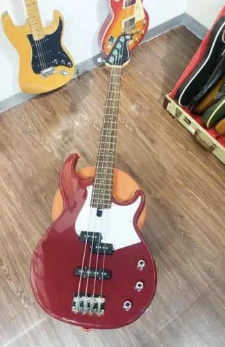 Baixo Yamaha