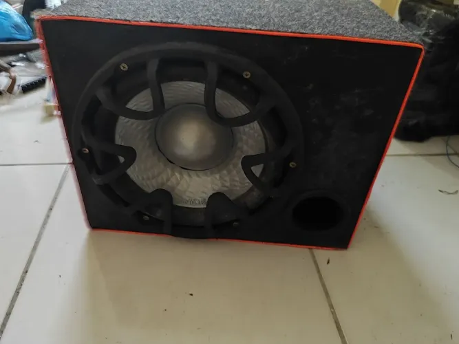 caixa de subwoofer automotivo dutada (bass reflex).