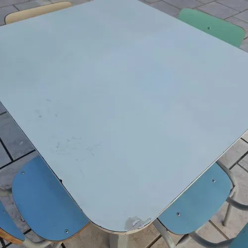 Vende-se mesa infantil com 4 cadeiras