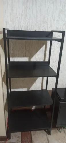 Estante preta - livros, jogos e decoração