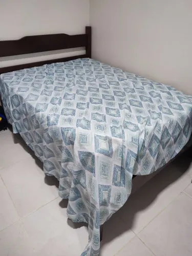 Cama de casal com armação de madeira maciça - TAM. CASAL PADRÃO