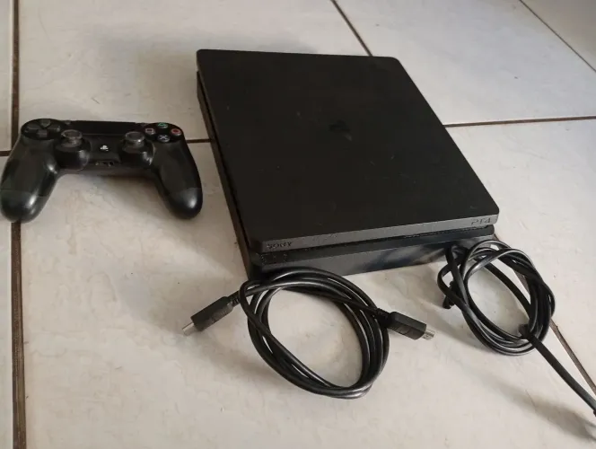 Vende-se Ps4 com 2 jogos incluso