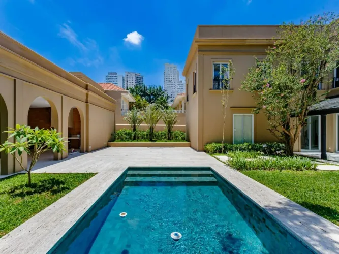 Casa com elevador, piscina e 4 suítes em terreno com paisagismo deslumbrante