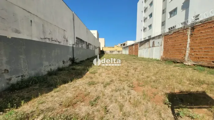 Terreno disponível para venda no bairro Nossa Senhora Aparecida em Uberlândia-MG.