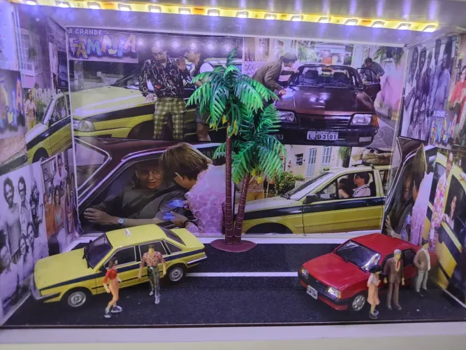 Diorama a Grande Família com iluminação, miniaturas e figuras.