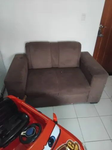 Sofá 2 lugares valor negociável super confortável, em perfeito estado com 2 detalhes besta