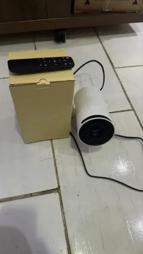 Projetor Portátil Compacto - Ideal para Cinema em Casa e Jogos!