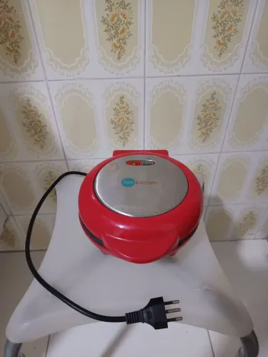 Omeleteira elétrica vermelha da marca Fun Kitchen com revestimento interno antiaderente.