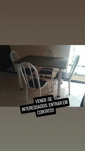 Vendo mesa de mármore com 4 cadeiras