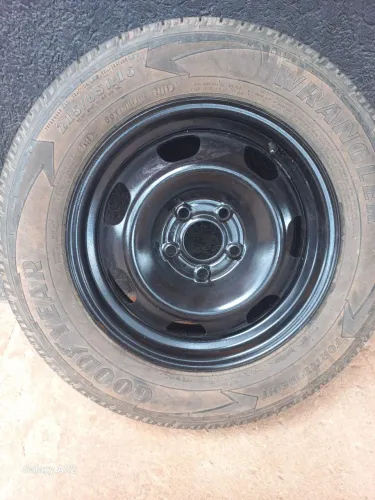 Vendo pneu ,aro 16. Goodyear.pneu em bom estado.