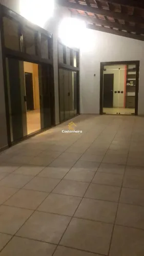 Casa com Edícula - 02 Suítes Plenas sendo 01 Suíte Plena com Closet - Plano Diretor Sul