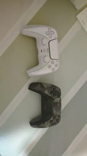 CONTROLE CAMUFLADO PS5 + CONTROLE CHROMA PEARL PS5