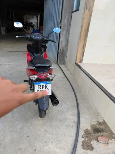 Moto de mulher muito nova