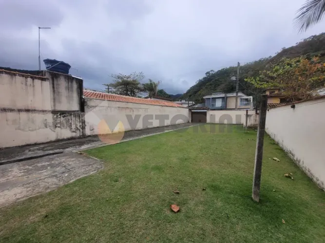 Casa térrea para locação com 03 dormitórios no Sumaré - Caraguatatuba