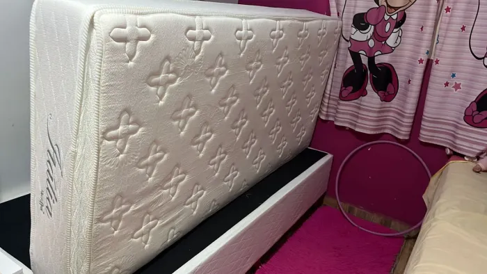 Cama box de solteiro em excelente estado 