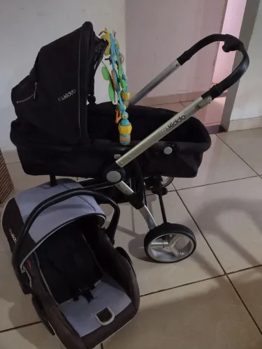 Carrinho moisés com bebê conforto