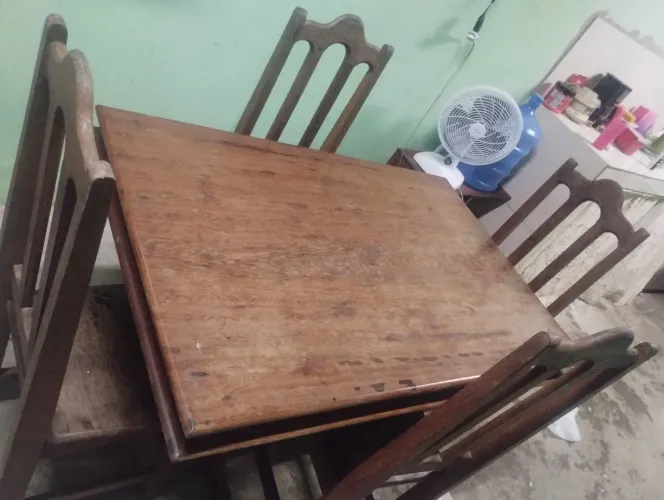 Mesa com 4 cadeiras