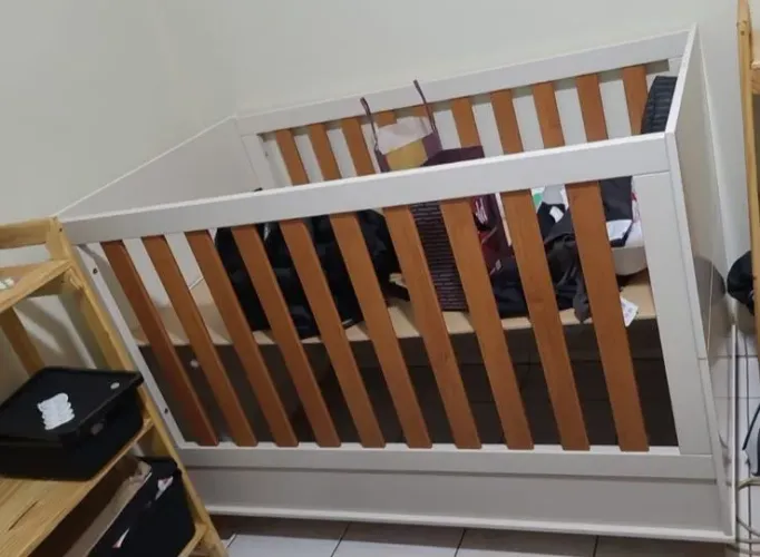 Berço de bebê e cama
