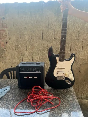 Guitarra e caixa amplificadora