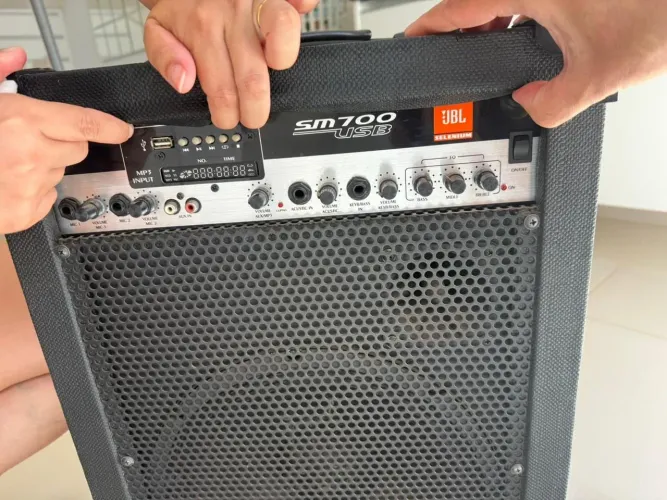 Caixa amplificada JBL