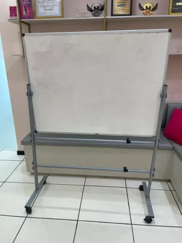 Suporte Cavalete Quadro Lousa Branco Metal Ajustável com Rodinhas<br>R$ 560,00 por 350,00