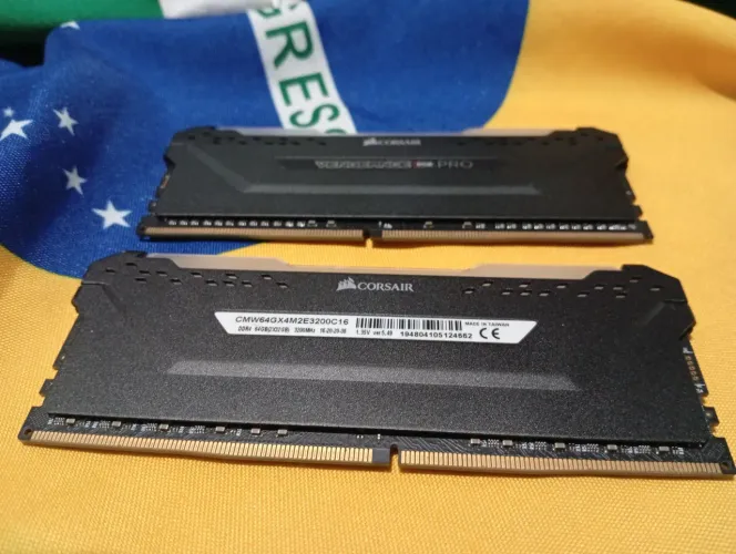 MEMÓRIA RAM RGB DDR4 64 GB (2X32)