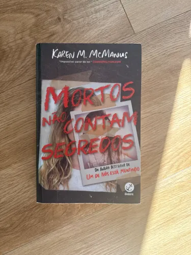 Livro Usado Mortos Não Contam Segredos | Karen M. McManus | Sem Rasuras