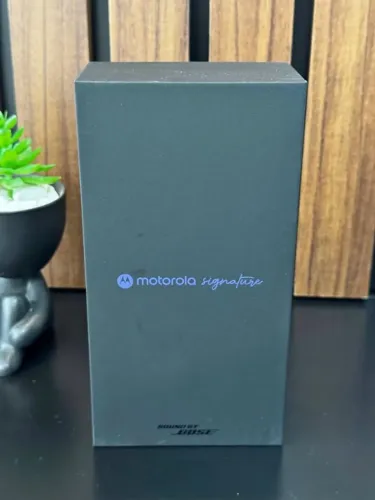 Smartphone Motorola Signature 5G - 512GB Verde Oliva NOVO E LACRADO