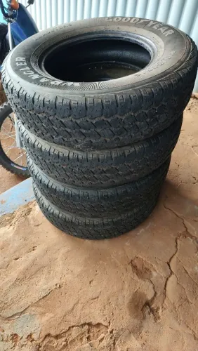 Vendo pneus para hilux até 2004