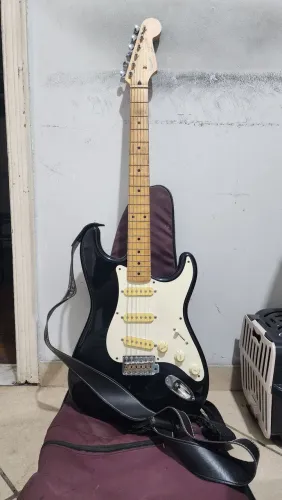 GUITARRA SQUIER FENDER STRATOCASTER