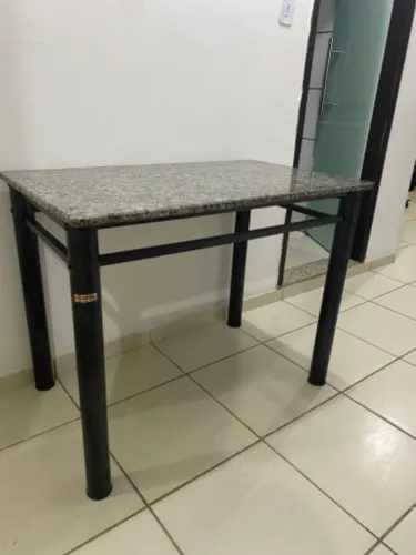 Mesa retangular de granito