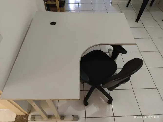 Mesa de escritório com cadeira