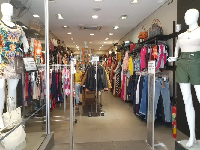 AUXILIAR DE LOJA DE MODA FEMININA ( SÓ PARA MULHERES)