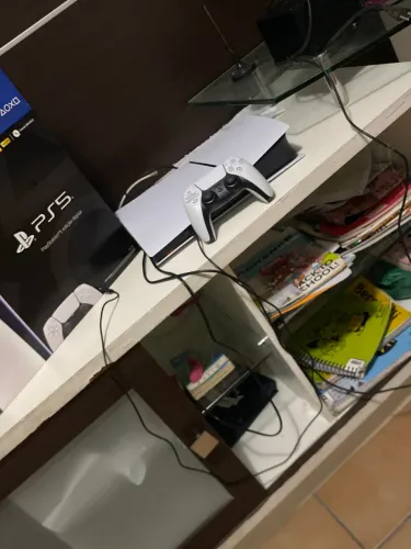 PS5 com cinco dias de uso em ótimo estado e com nenhum defeito e vê com plano de jogos